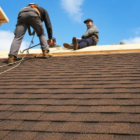 Artisan couvreur Étauliers réalisant la pose d'une toiture en tuiles