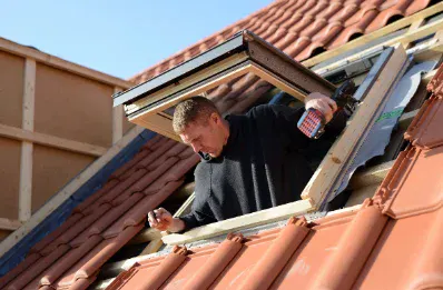 Pose de fenêtre de toit et velux par un couvreur à Étauliers