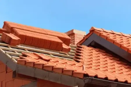 Pose et rénovation de toiture en tuiles à Étauliers